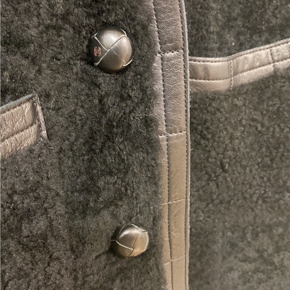 Chanel
Shearling jacket - Picture 3 of 15